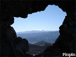 Vista del Canigó dempuèi una gròta de Bugarag